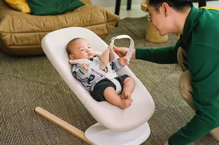 Stokke Yoga babysitteri Light Sand lapsella. - Babysittrar - 679501 - 2